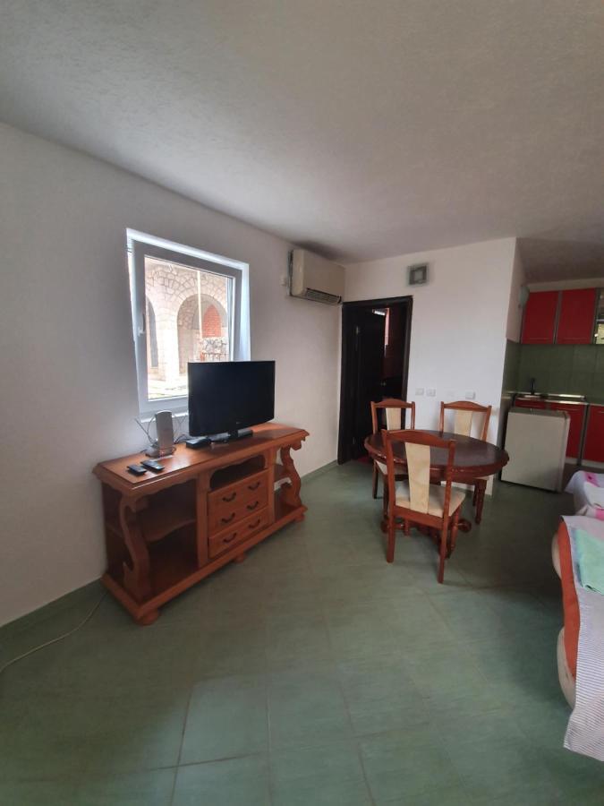 Leni Apartmani Dobre Vode ドプラー・ヴォダ エクステリア 写真